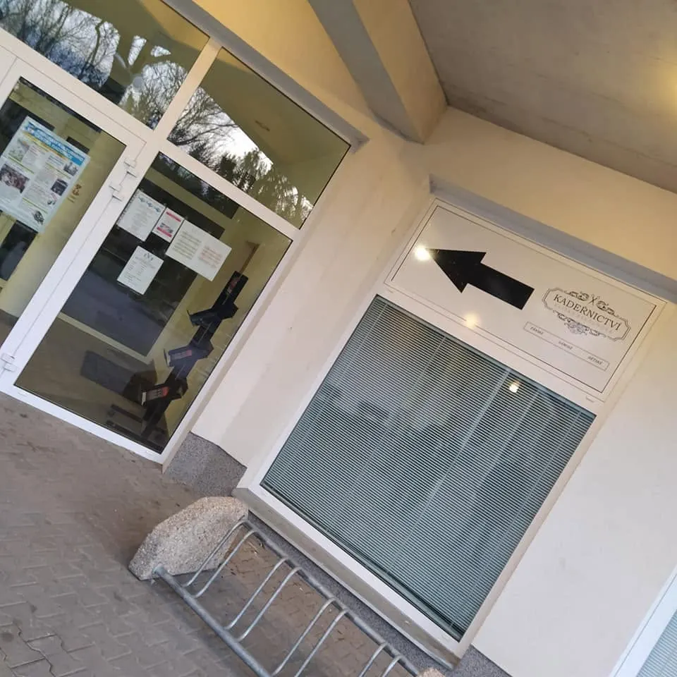 Vchod do salonu s šipkou na dveřích